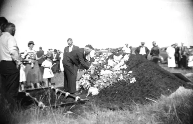 farm funeral in 1930s